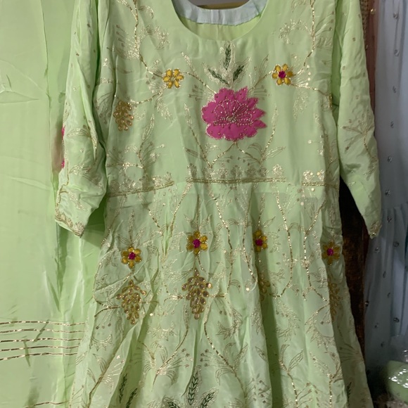 Stylish lenghas in stock - Picture 3 of 4